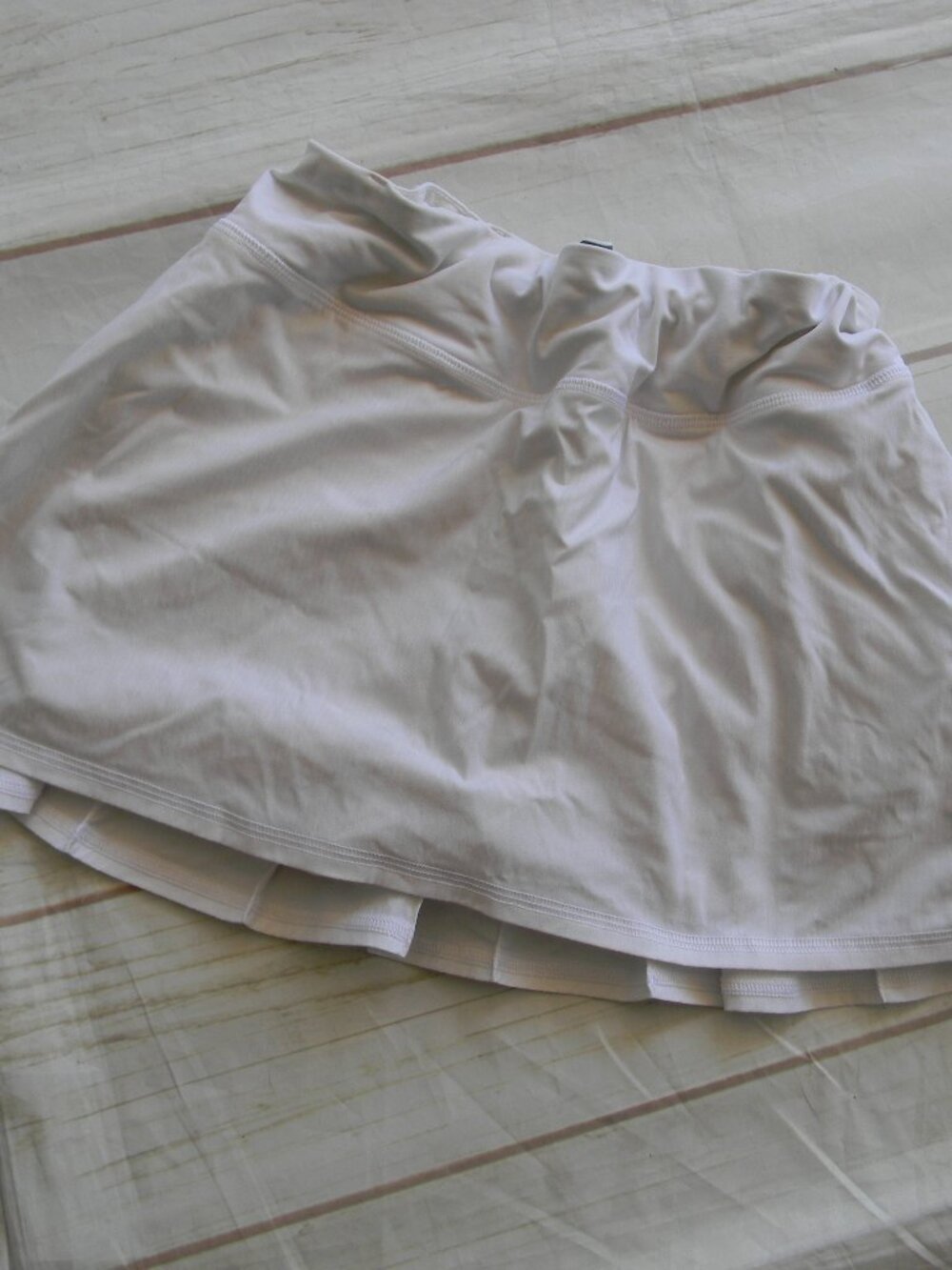 LULULEMON WHITE TENNIS SKIRT RUFFLE BACK SZ 4 SKORT